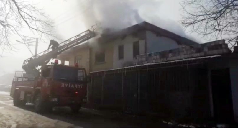 Sakarya’nın Sapanca ilçesinde 2 katlı evin ikinci katında yangın çıktı. Ev tamamen yanmaktan, itfaiyenin zamanında müdahalesi neticesinde ...