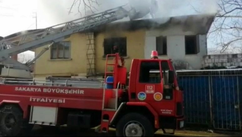 Sakarya’nın Sapanca ilçesinde 2 katlı evin ikinci katında yangın çıktı. Ev tamamen yanmaktan, itfaiyenin zamanında müdahalesi neticesinde ...