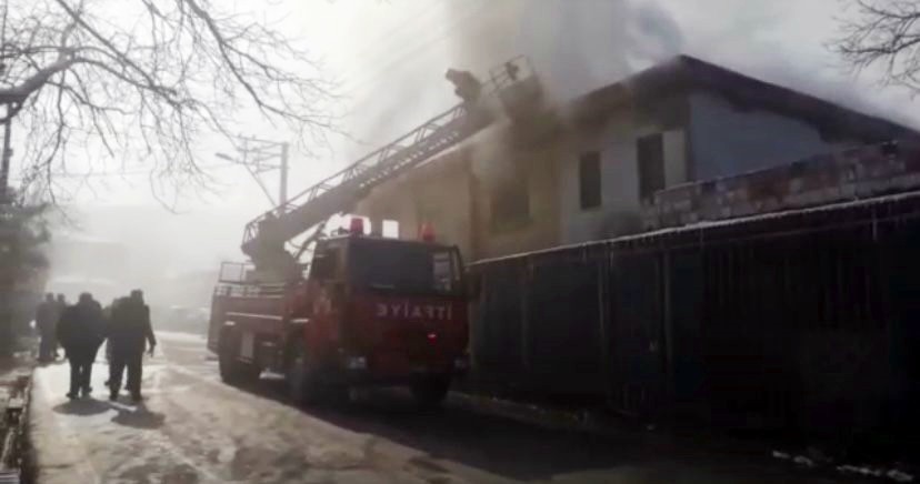 Sakarya’nın Sapanca ilçesinde 2 katlı evin ikinci katında yangın çıktı. Ev tamamen yanmaktan, itfaiyenin zamanında müdahalesi neticesinde ...