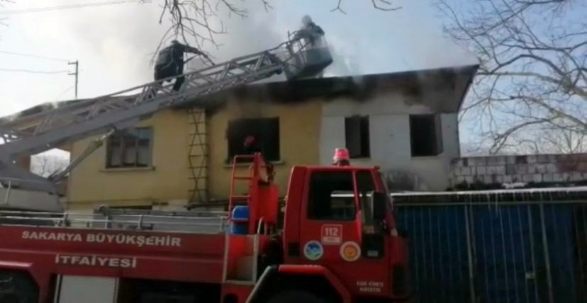 Sakarya’nın Sapanca ilçesinde 2 katlı evin ikinci katında yangın çıktı. Ev tamamen yanmaktan, itfaiyenin zamanında müdahalesi neticesinde ...