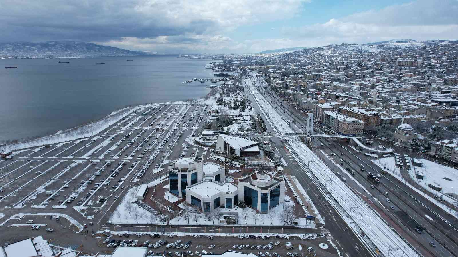 Kocaeli’de Mart ayında etkisini gösteren kar yağışı kenti beyaza bürüdü. İzmit Körfezindeki kış manzarası, dron ile havadan da görüntülendi ...