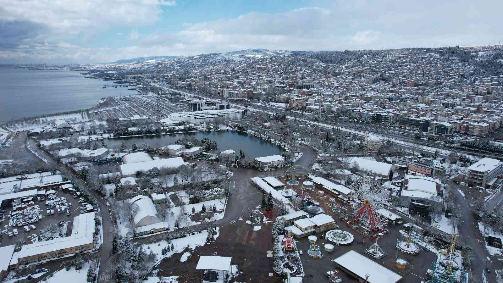 Kocaeli’de Mart ayında etkisini gösteren kar yağışı kenti beyaza bürüdü. İzmit Körfezindeki kış manzarası, dron ile havadan da görüntülendi ...