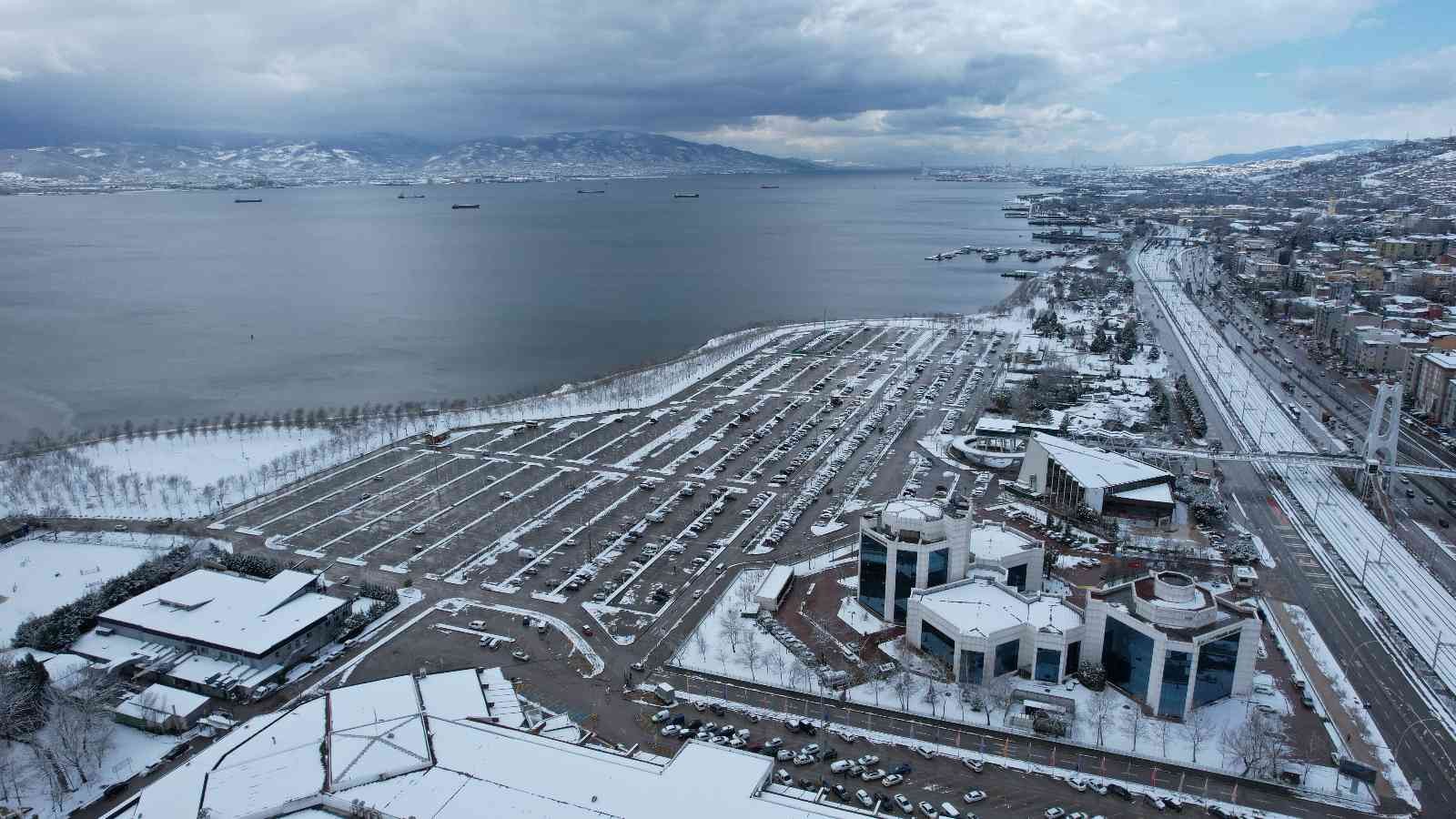 Kocaeli’de Mart ayında etkisini gösteren kar yağışı kenti beyaza bürüdü. İzmit Körfezindeki kış manzarası, dron ile havadan da görüntülendi ...