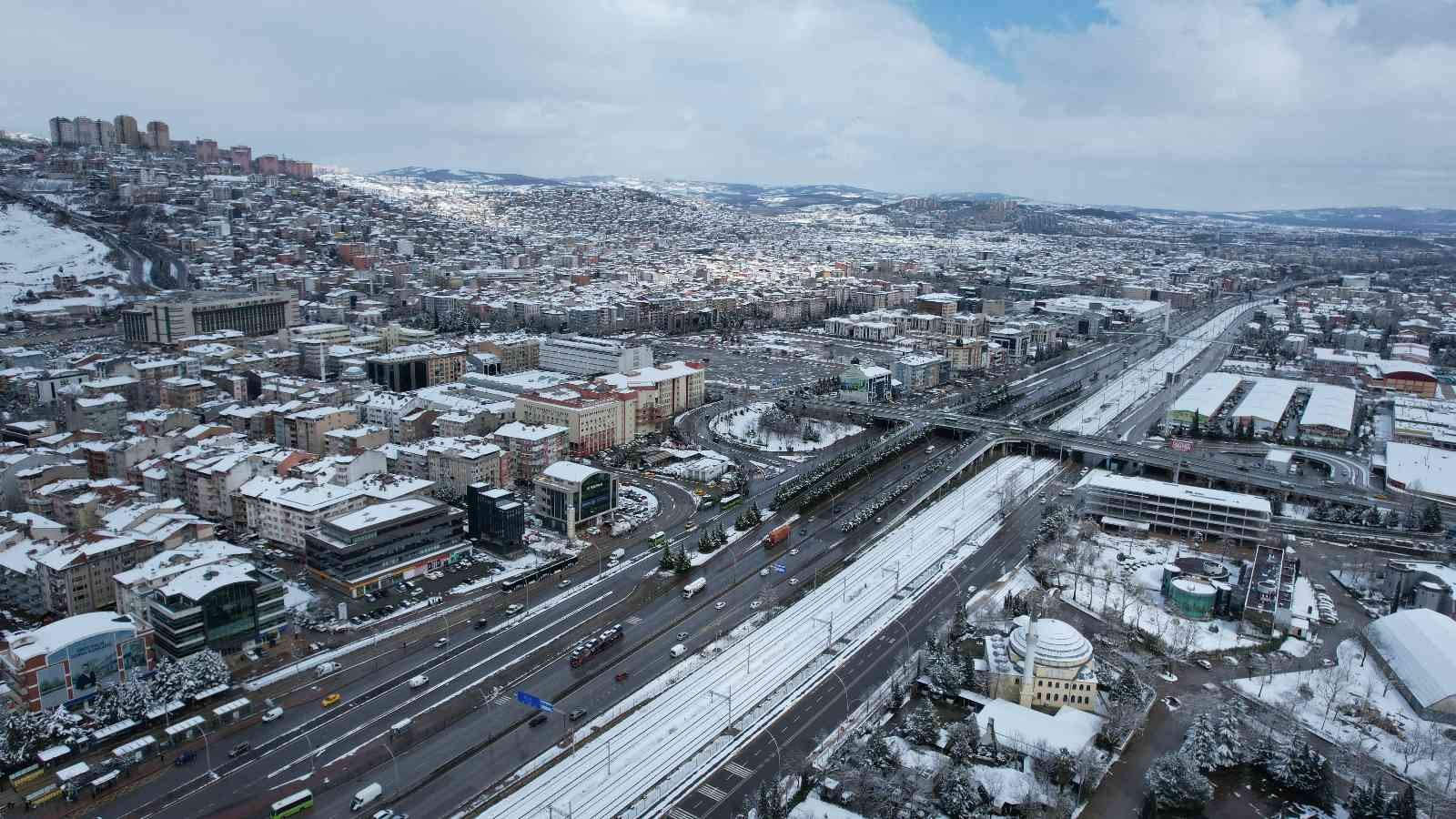 Kocaeli’de Mart ayında etkisini gösteren kar yağışı kenti beyaza bürüdü. İzmit Körfezindeki kış manzarası, dron ile havadan da görüntülendi ...