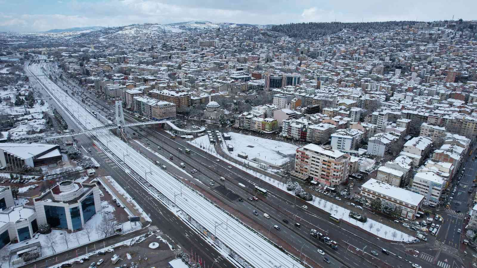 Kocaeli’de Mart ayında etkisini gösteren kar yağışı kenti beyaza bürüdü. İzmit Körfezindeki kış manzarası, dron ile havadan da görüntülendi ...