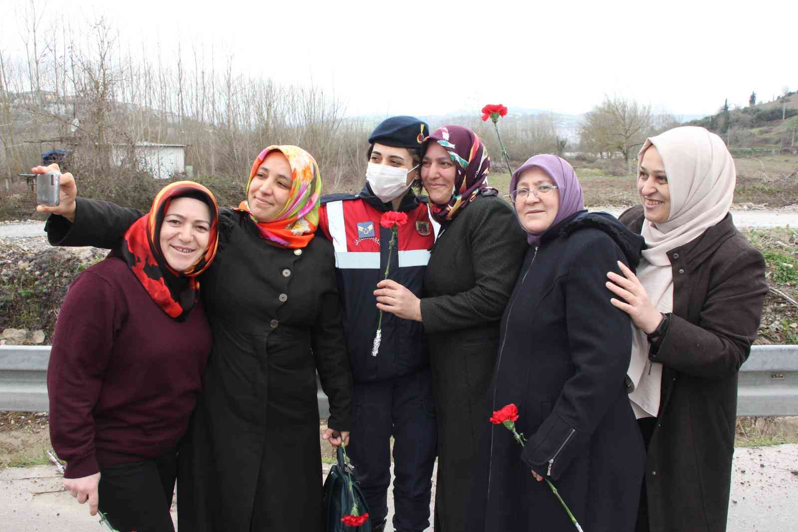 Kocaeli’de jandarma ekipleri, 8 Mart Dünya Kadınlar Günü dolayısıyla kadın sürücülere karanfil takdim etti. Bazı kadınlar ise cezai işlem ...