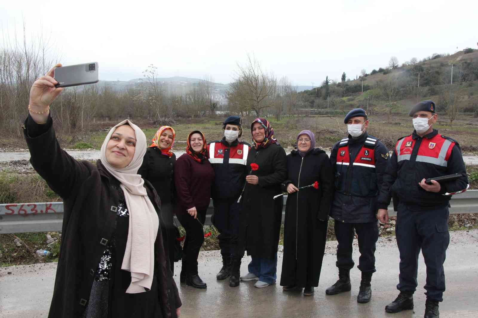 Kocaeli’de jandarma ekipleri, 8 Mart Dünya Kadınlar Günü dolayısıyla kadın sürücülere karanfil takdim etti. Bazı kadınlar ise cezai işlem ...