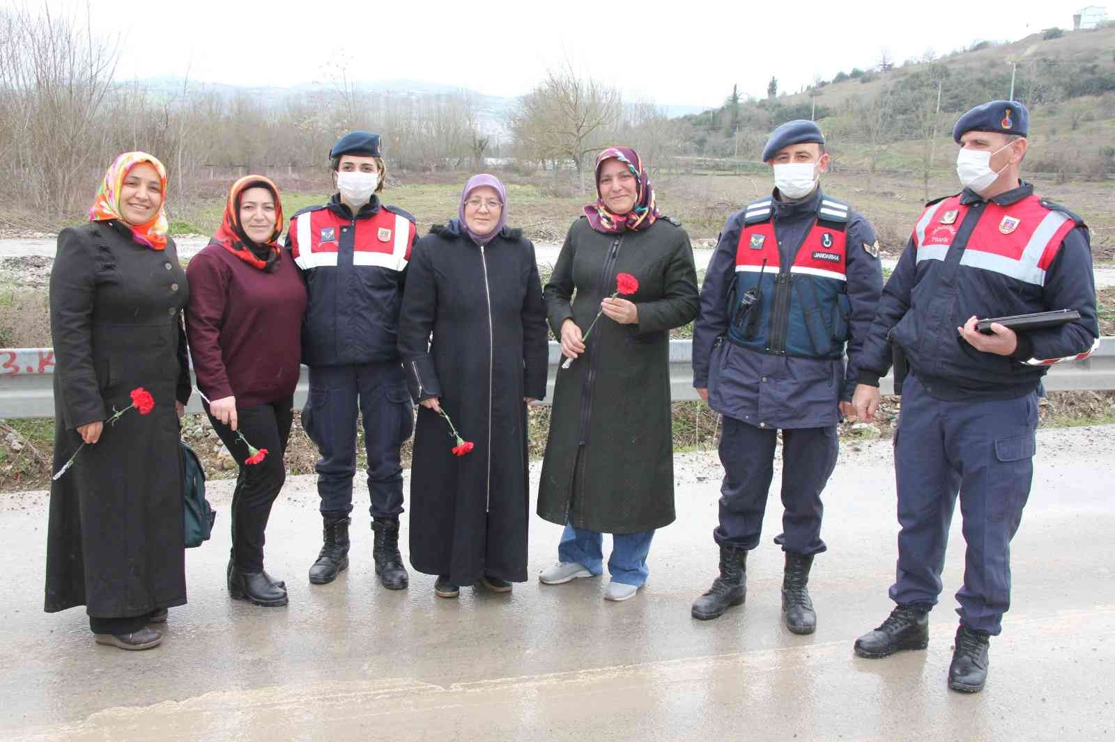 Kocaeli’de jandarma ekipleri, 8 Mart Dünya Kadınlar Günü dolayısıyla kadın sürücülere karanfil takdim etti. Bazı kadınlar ise cezai işlem ...