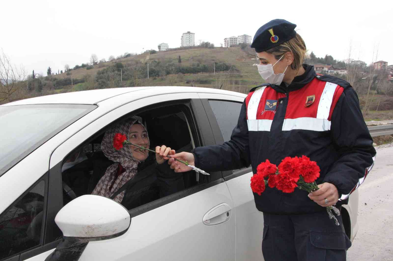 Kocaeli’de jandarma ekipleri, 8 Mart Dünya Kadınlar Günü dolayısıyla kadın sürücülere karanfil takdim etti. Bazı kadınlar ise cezai işlem ...