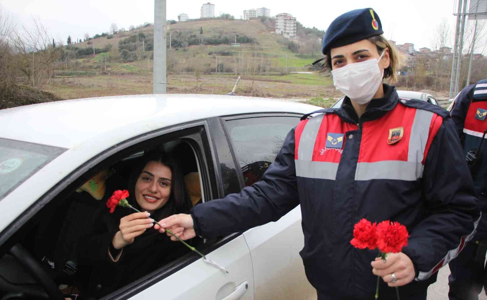 Kocaeli’de jandarma ekipleri, 8 Mart Dünya Kadınlar Günü dolayısıyla kadın sürücülere karanfil takdim etti. Bazı kadınlar ise cezai işlem ...