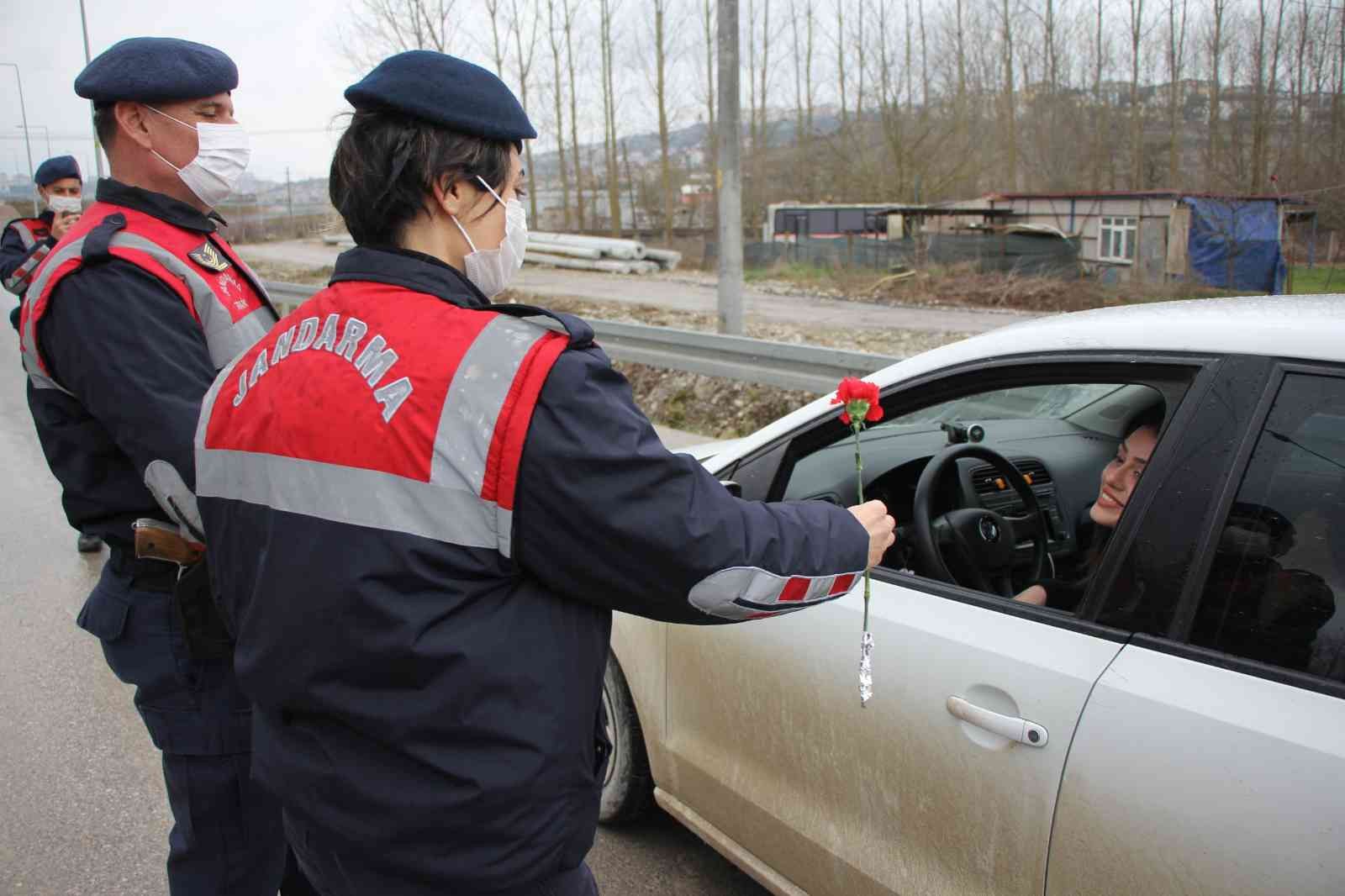 Kocaeli’de jandarma ekipleri, 8 Mart Dünya Kadınlar Günü dolayısıyla kadın sürücülere karanfil takdim etti. Bazı kadınlar ise cezai işlem ...