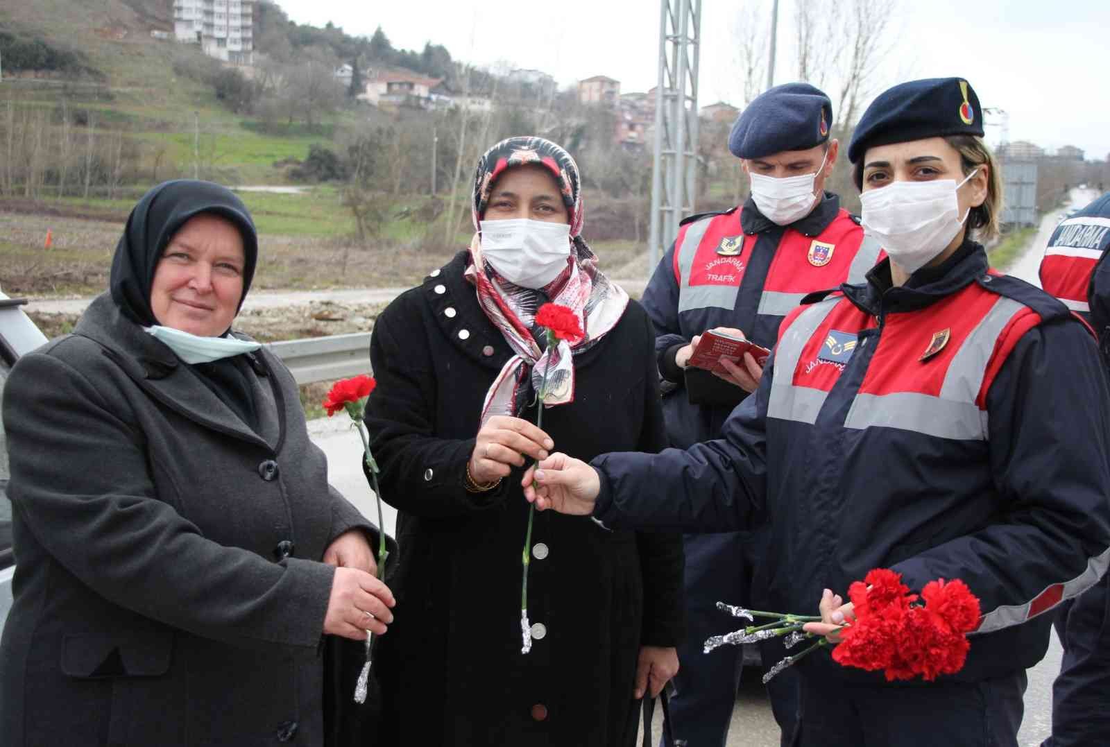 Kocaeli’de jandarma ekipleri, 8 Mart Dünya Kadınlar Günü dolayısıyla kadın sürücülere karanfil takdim etti. Bazı kadınlar ise cezai işlem ...