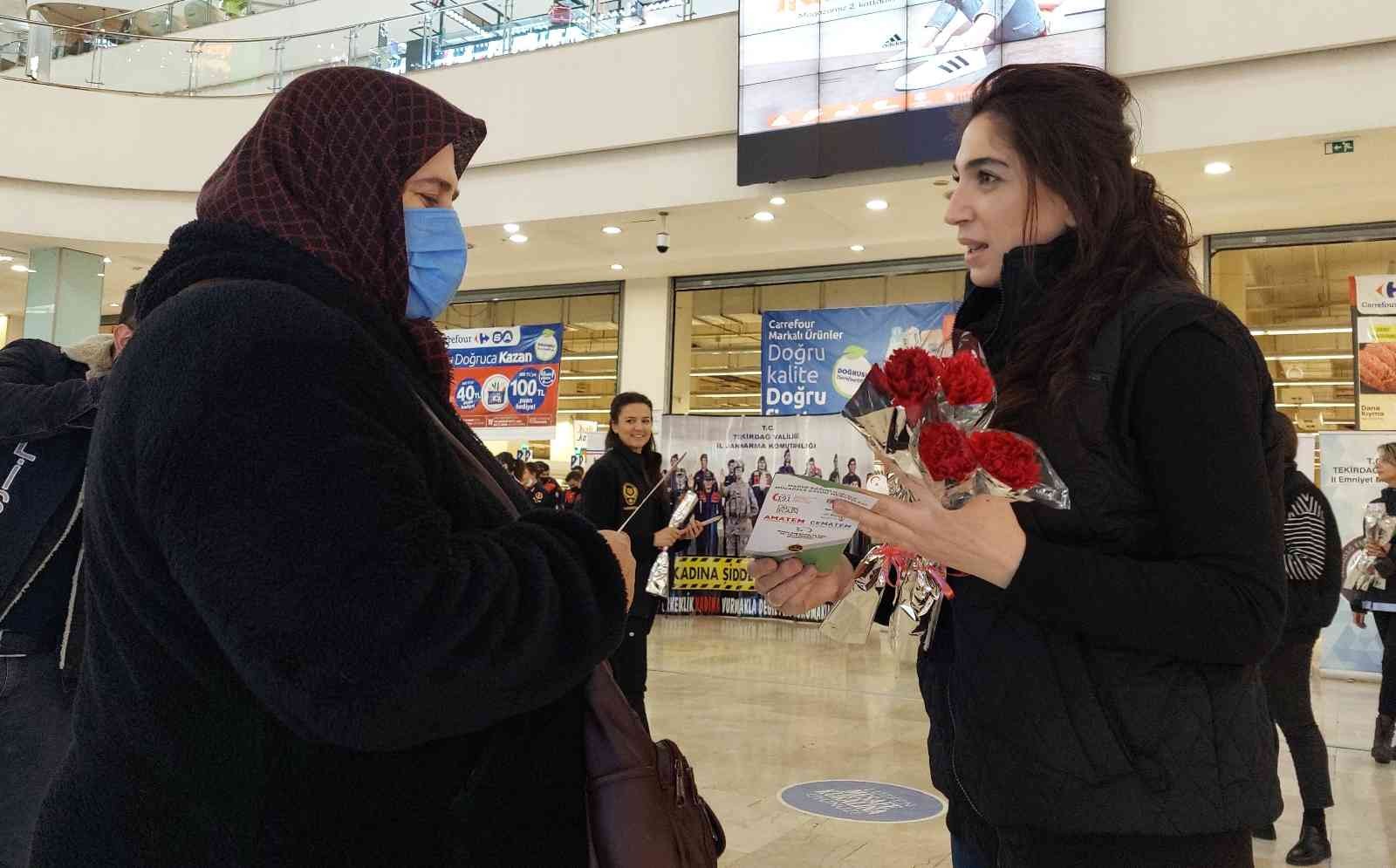 Tekirdağ’da jandarma ve polis ekipleri, 8 Mart Dünya Kadınlar Günü sebebiyle ortak etkinlik gerçekleştirdi. Karanfillerin dağıtıldığı etkinlikte ...