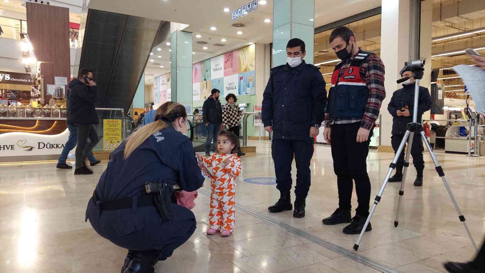 Tekirdağ’da jandarma ve polis ekipleri, 8 Mart Dünya Kadınlar Günü sebebiyle ortak etkinlik gerçekleştirdi. Karanfillerin dağıtıldığı etkinlikte ...