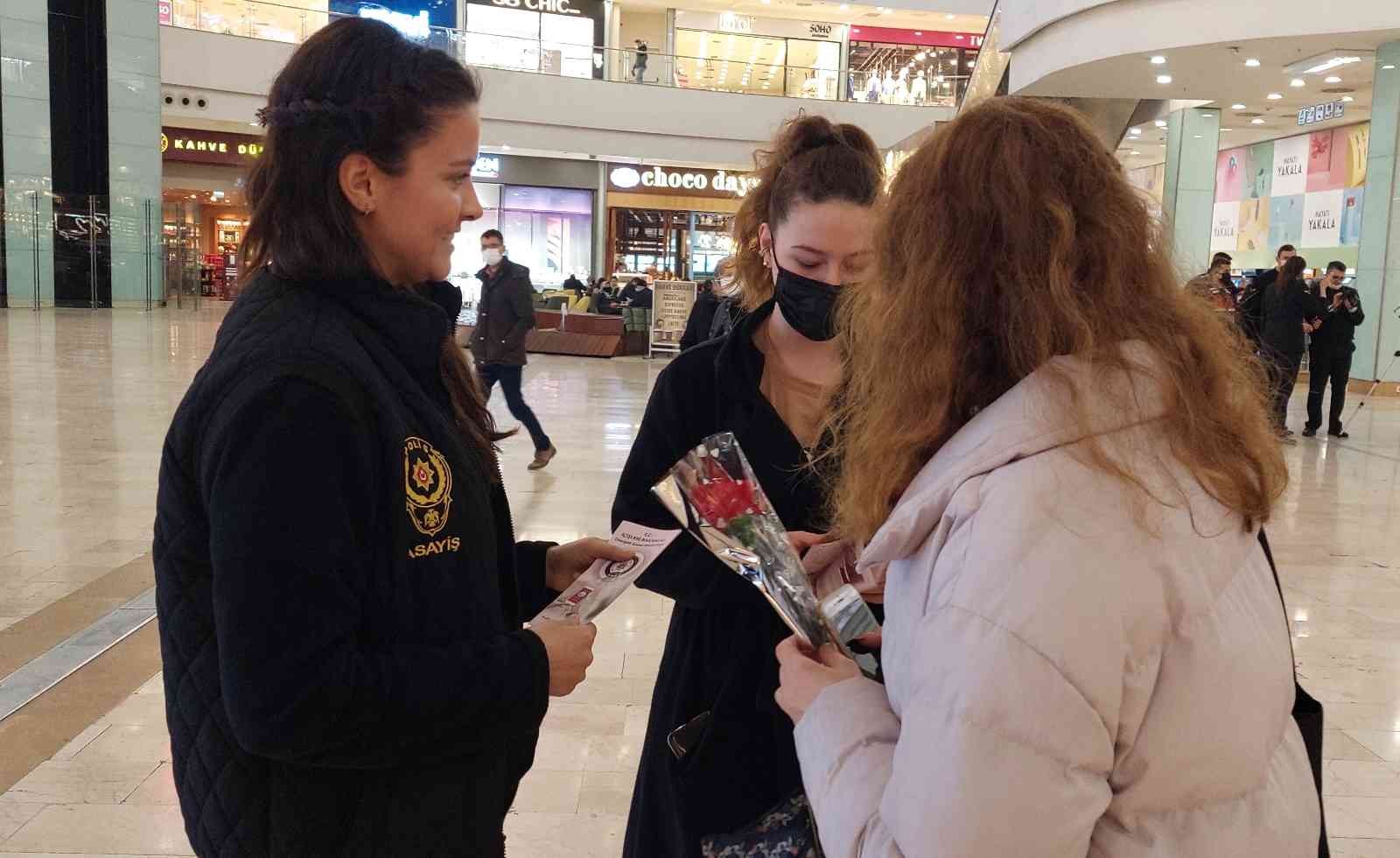 Tekirdağ’da jandarma ve polis ekipleri, 8 Mart Dünya Kadınlar Günü sebebiyle ortak etkinlik gerçekleştirdi. Karanfillerin dağıtıldığı etkinlikte ...