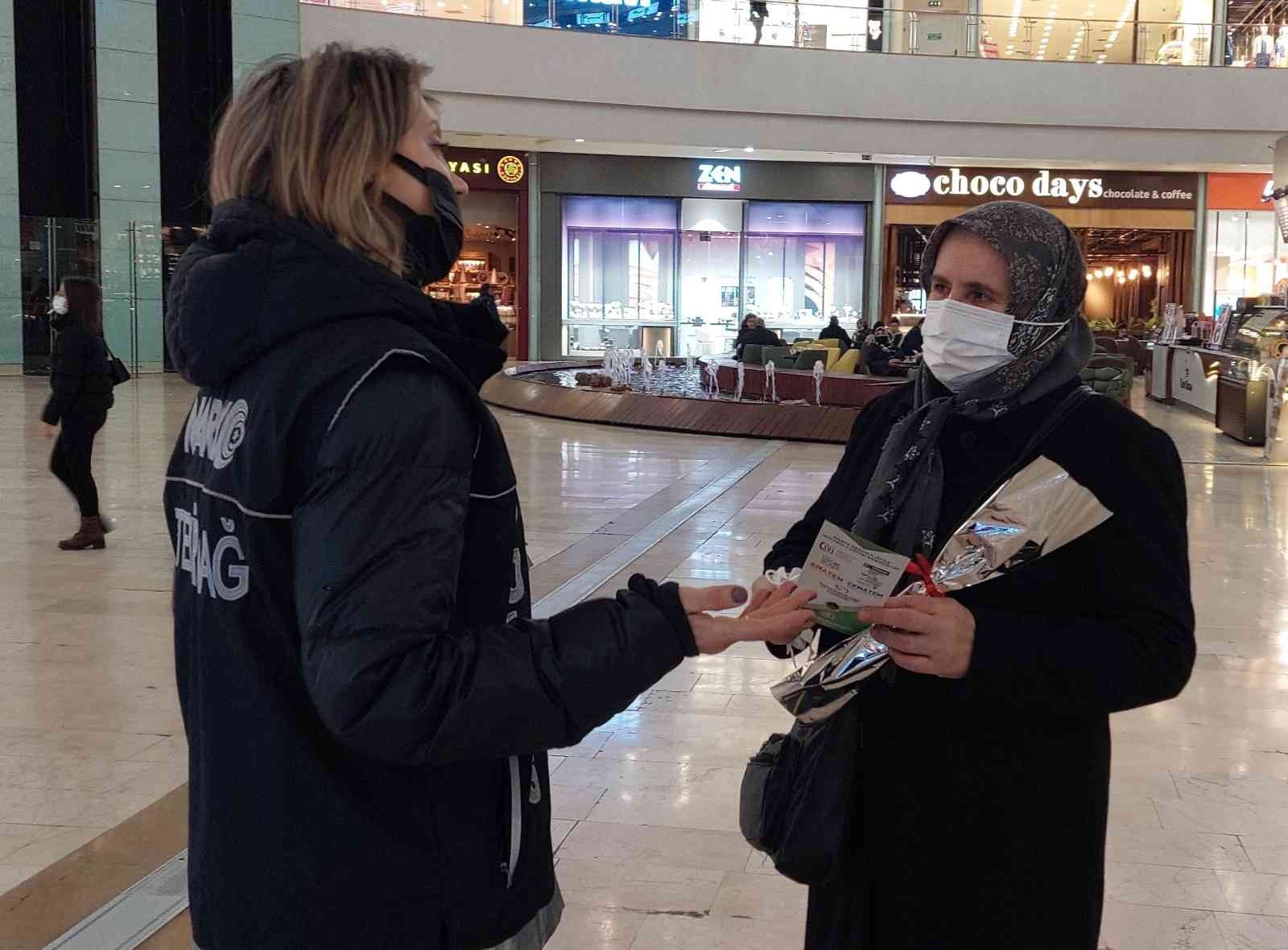 Tekirdağ’da jandarma ve polis ekipleri, 8 Mart Dünya Kadınlar Günü sebebiyle ortak etkinlik gerçekleştirdi. Karanfillerin dağıtıldığı etkinlikte ...