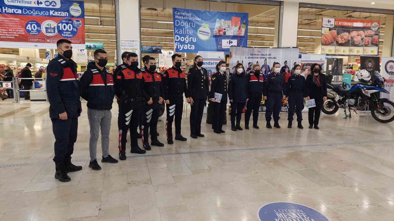 Tekirdağ’da jandarma ve polis ekipleri, 8 Mart Dünya Kadınlar Günü sebebiyle ortak etkinlik gerçekleştirdi. Karanfillerin dağıtıldığı etkinlikte ...