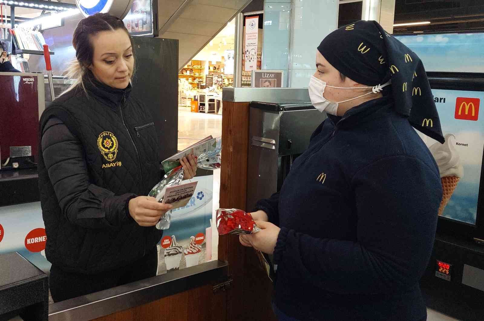 Tekirdağ’da jandarma ve polis ekipleri, 8 Mart Dünya Kadınlar Günü sebebiyle ortak etkinlik gerçekleştirdi. Karanfillerin dağıtıldığı etkinlikte ...