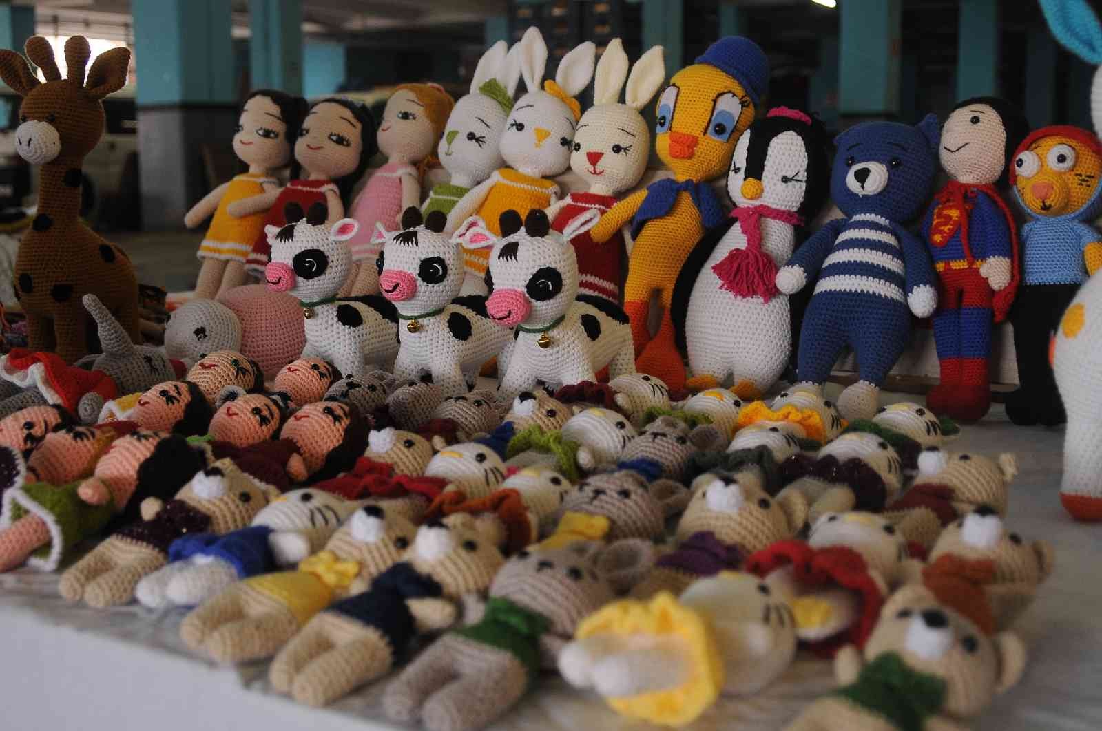 Yalova’da kadınlar Japon tığla oyuncak örme el sanatı amigurumi ile aile ekonomilerine katkı sağlıyor. Özelikle Uzak Doğu ülkelerinde geleneksek ...