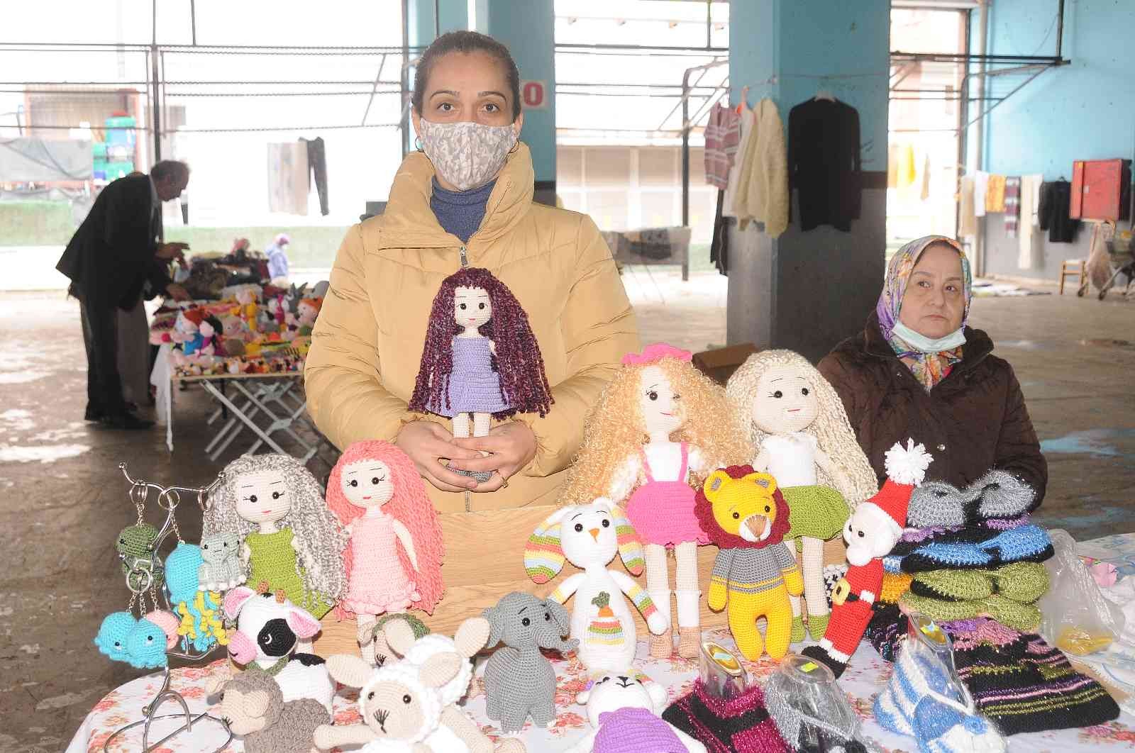 Yalova’da kadınlar Japon tığla oyuncak örme el sanatı amigurumi ile aile ekonomilerine katkı sağlıyor. Özelikle Uzak Doğu ülkelerinde geleneksek ...