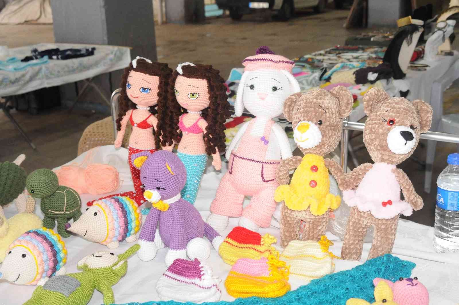 Yalova’da kadınlar Japon tığla oyuncak örme el sanatı amigurumi ile aile ekonomilerine katkı sağlıyor. Özelikle Uzak Doğu ülkelerinde geleneksek ...