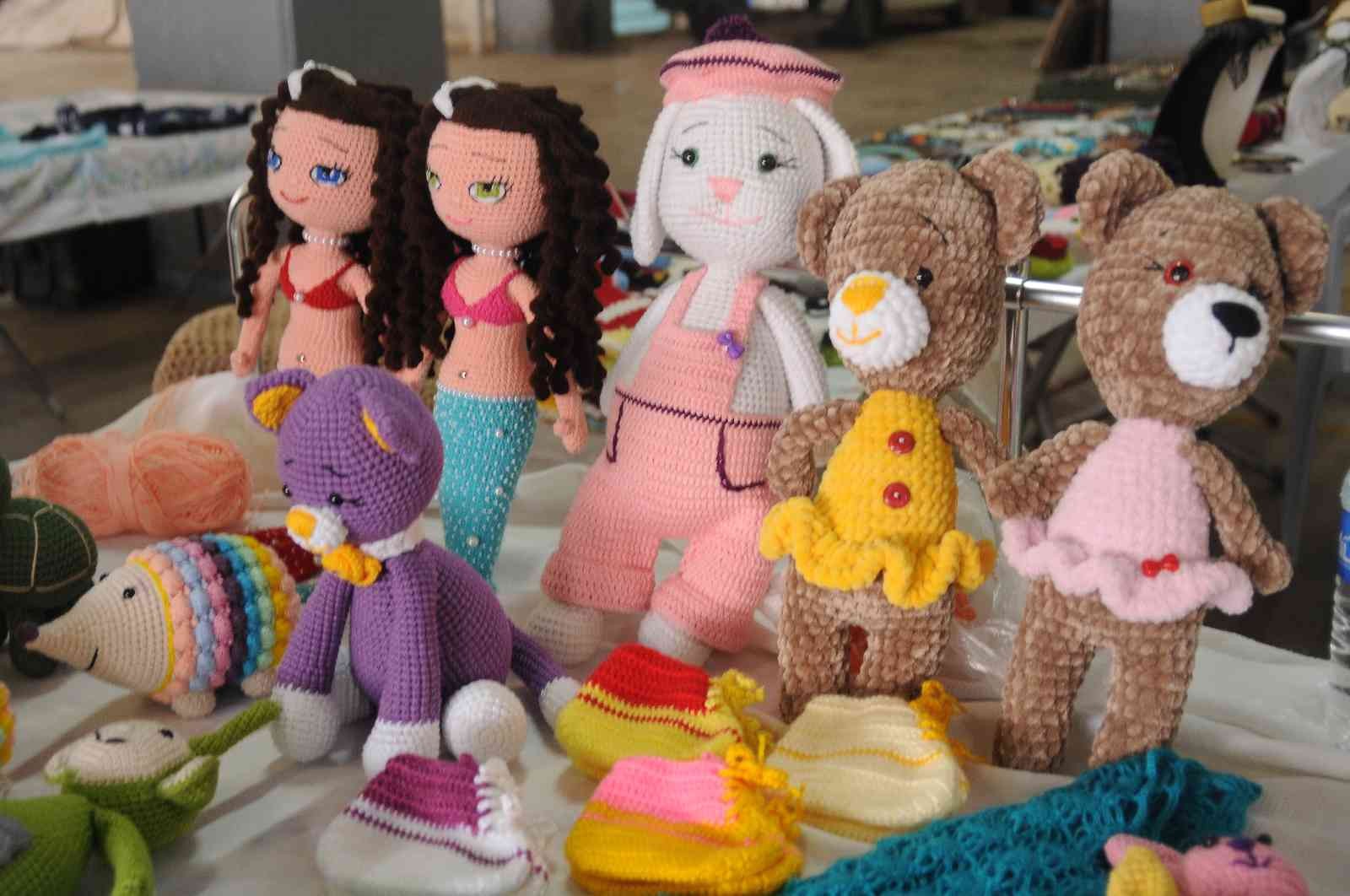 Yalova’da kadınlar Japon tığla oyuncak örme el sanatı amigurumi ile aile ekonomilerine katkı sağlıyor. Özelikle Uzak Doğu ülkelerinde geleneksek ...