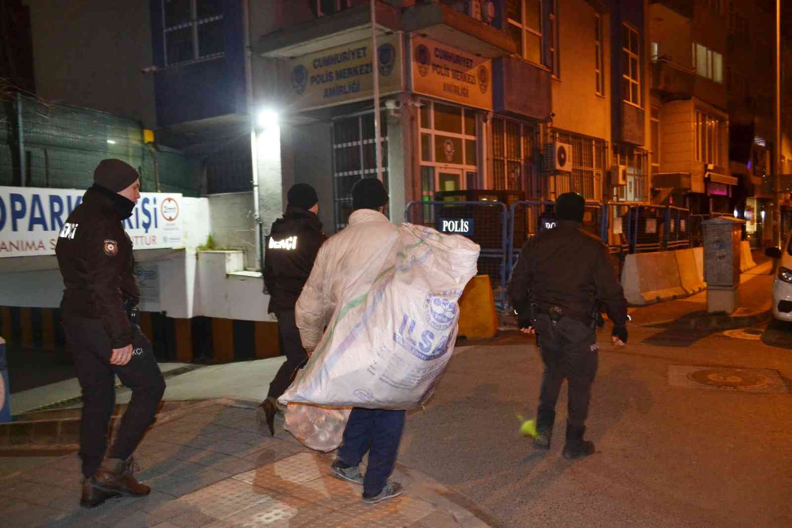 Tekirdağ Çorlu’da yaya devriyesi esnasında hırsızlık olayına rastlayan bekçiler, bakır telefon kablolarını sökmeye çalışan şahsı kıskıvrak ...