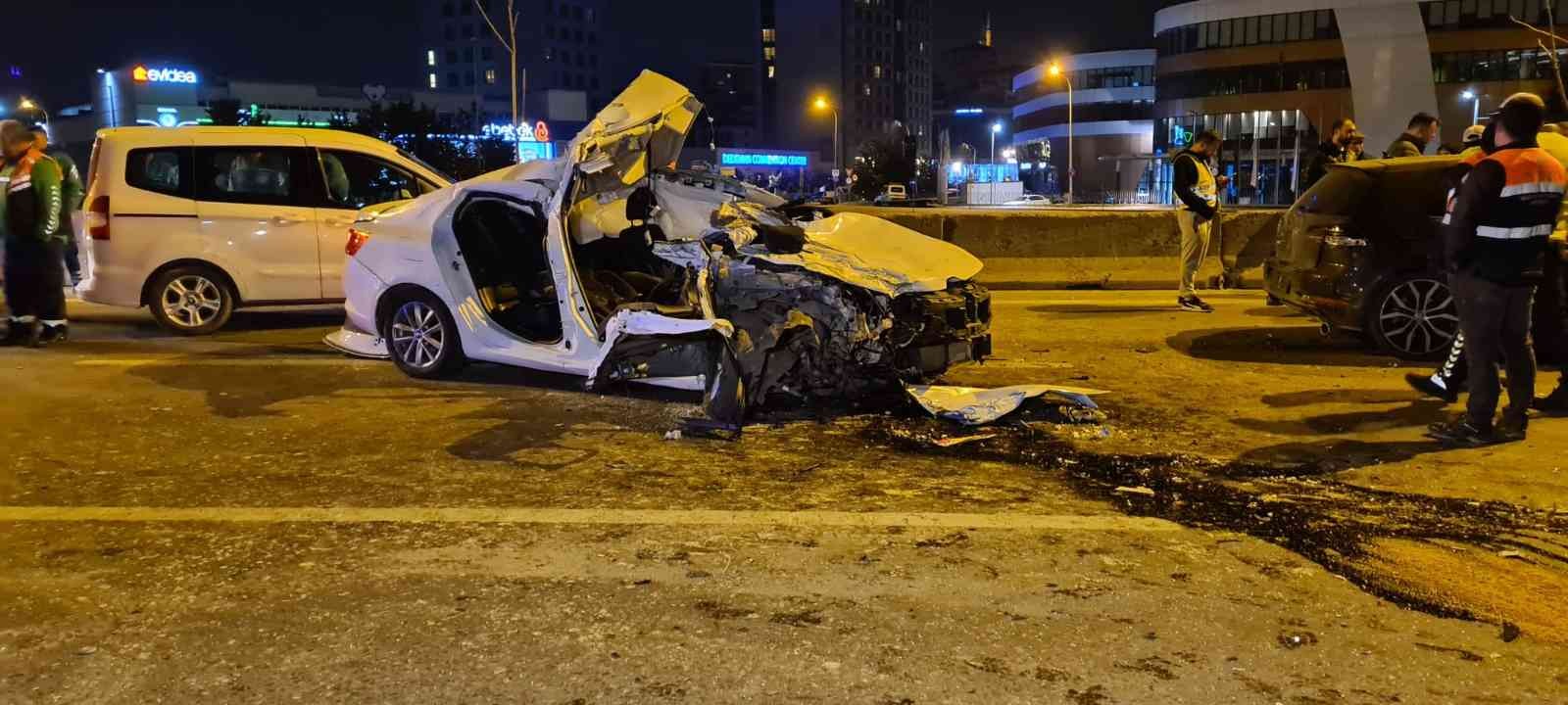 Kadıköy’de katliam gibi kaza, 5 araç zincirleme kazaya karıştı. Lastiği patlayan otomobile yardım etmek isteyen yol bakım aracına arkadan hızla ...