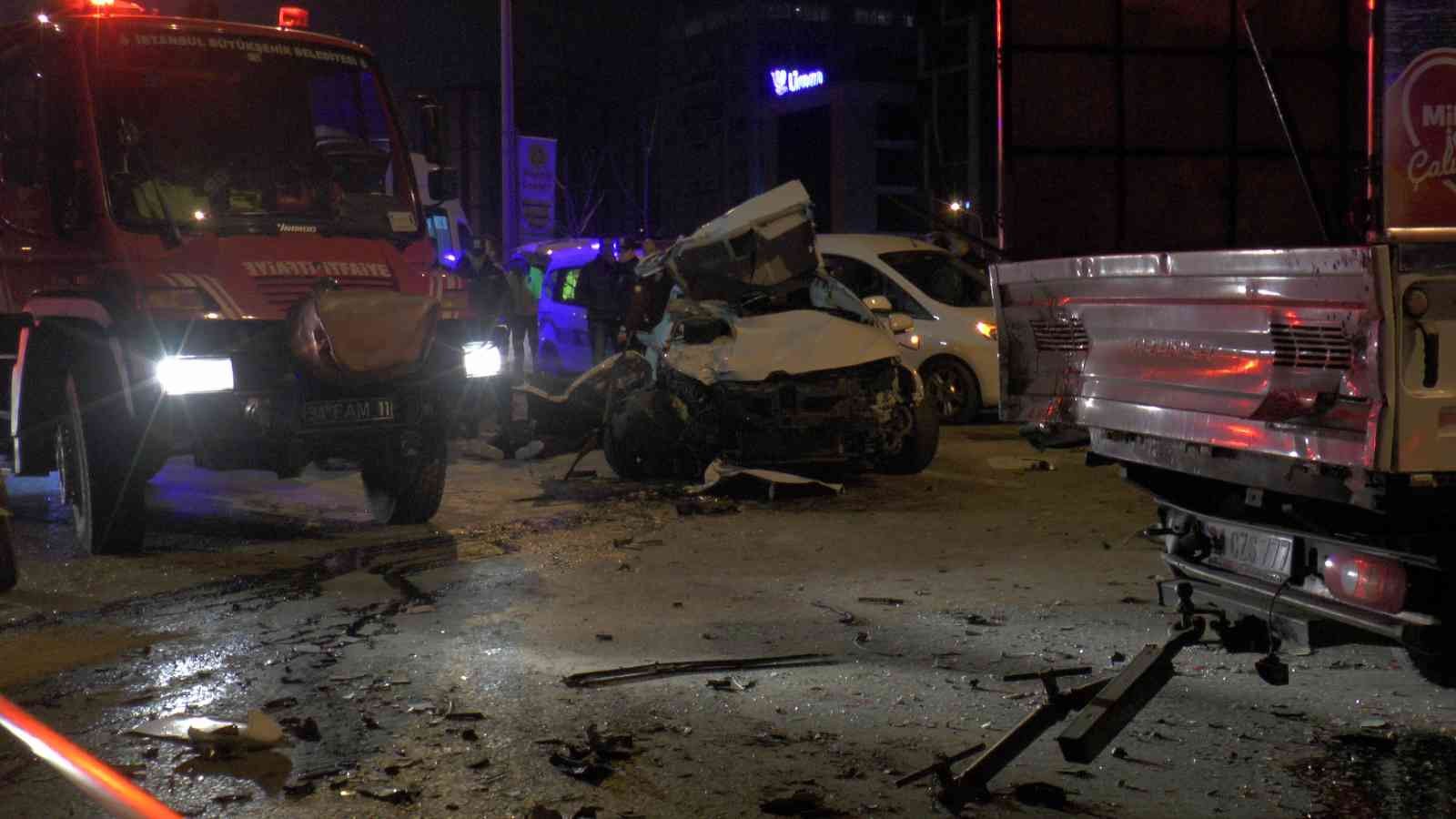 Kadıköy’de katliam gibi kaza, 5 araç zincirleme kazaya karıştı. Lastiği patlayan otomobile yardım etmek isteyen yol bakım aracına arkadan hızla ...