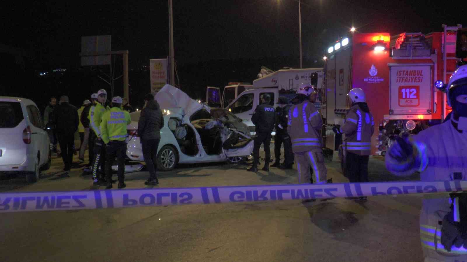 Kadıköy’de katliam gibi kaza, 5 araç zincirleme kazaya karıştı. Lastiği patlayan otomobile yardım etmek isteyen yol bakım aracına arkadan hızla ...