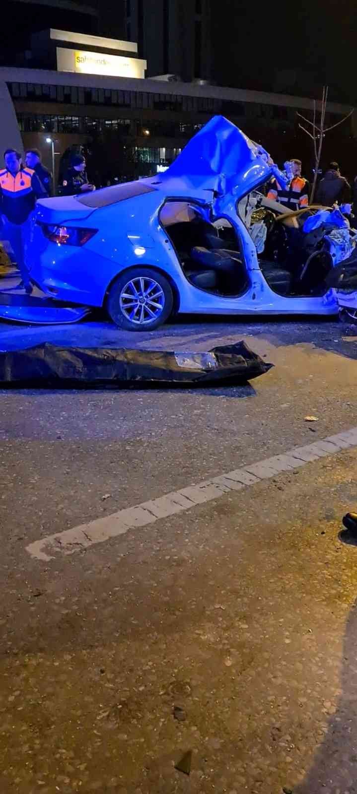 Kadıköy’de katliam gibi kaza, 5 araç zincirleme kazaya karıştı. Lastiği patlayan otomobile yardım etmek isteyen yol bakım aracına arkadan hızla ...