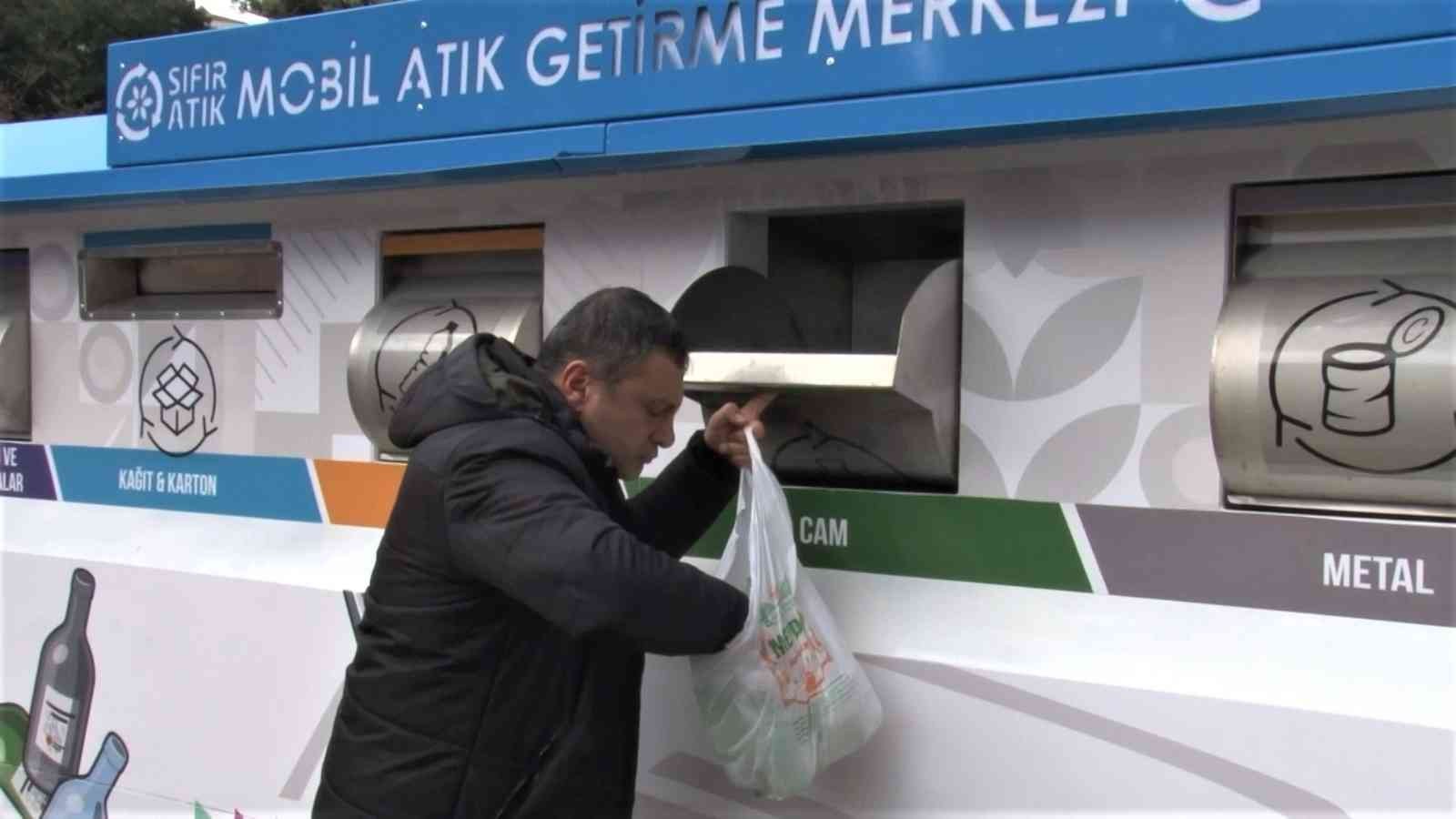 Kadıköy’de geri dönüşüm çalışmaları kapsamında ilçe genelinde 23 noktaya Mobil Atık Getirme Merkezi kuruldu. Mobil uygulama aracılığıyla ...