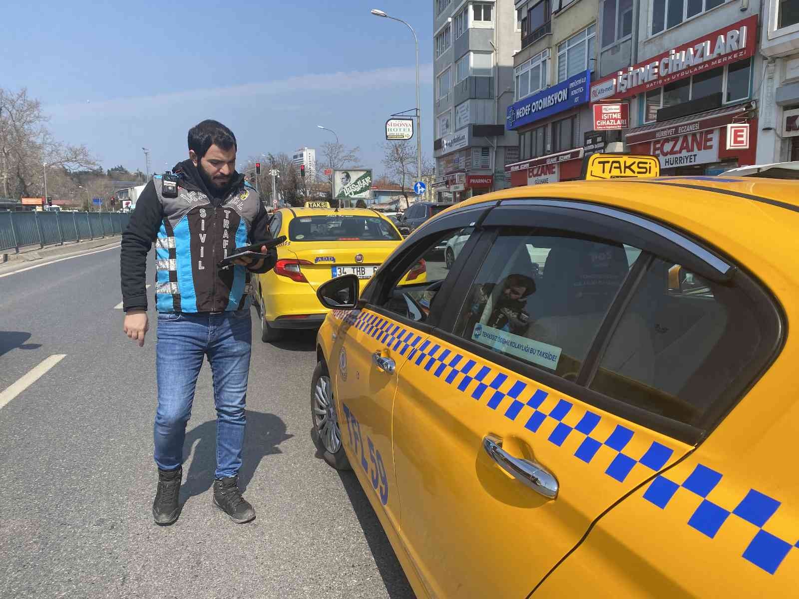 Kadıköy’de polis ekipleri ticari taksilere yönelik denetim gerçekleştirdi. Denetimler esnasında durdurulan 1 taksi sürücüsünün şoför çalışma ...