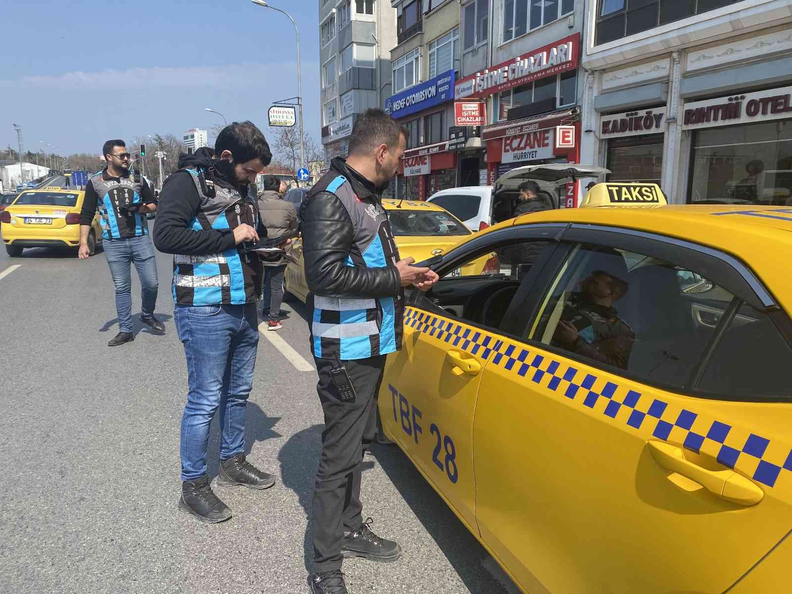 Kadıköy’de polis ekipleri ticari taksilere yönelik denetim gerçekleştirdi. Denetimler esnasında durdurulan 1 taksi sürücüsünün şoför çalışma ...