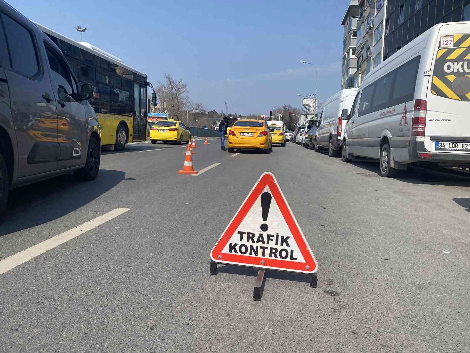 Kadıköy’de polis ekipleri ticari taksilere yönelik denetim gerçekleştirdi. Denetimler esnasında durdurulan 1 taksi sürücüsünün şoför çalışma ...