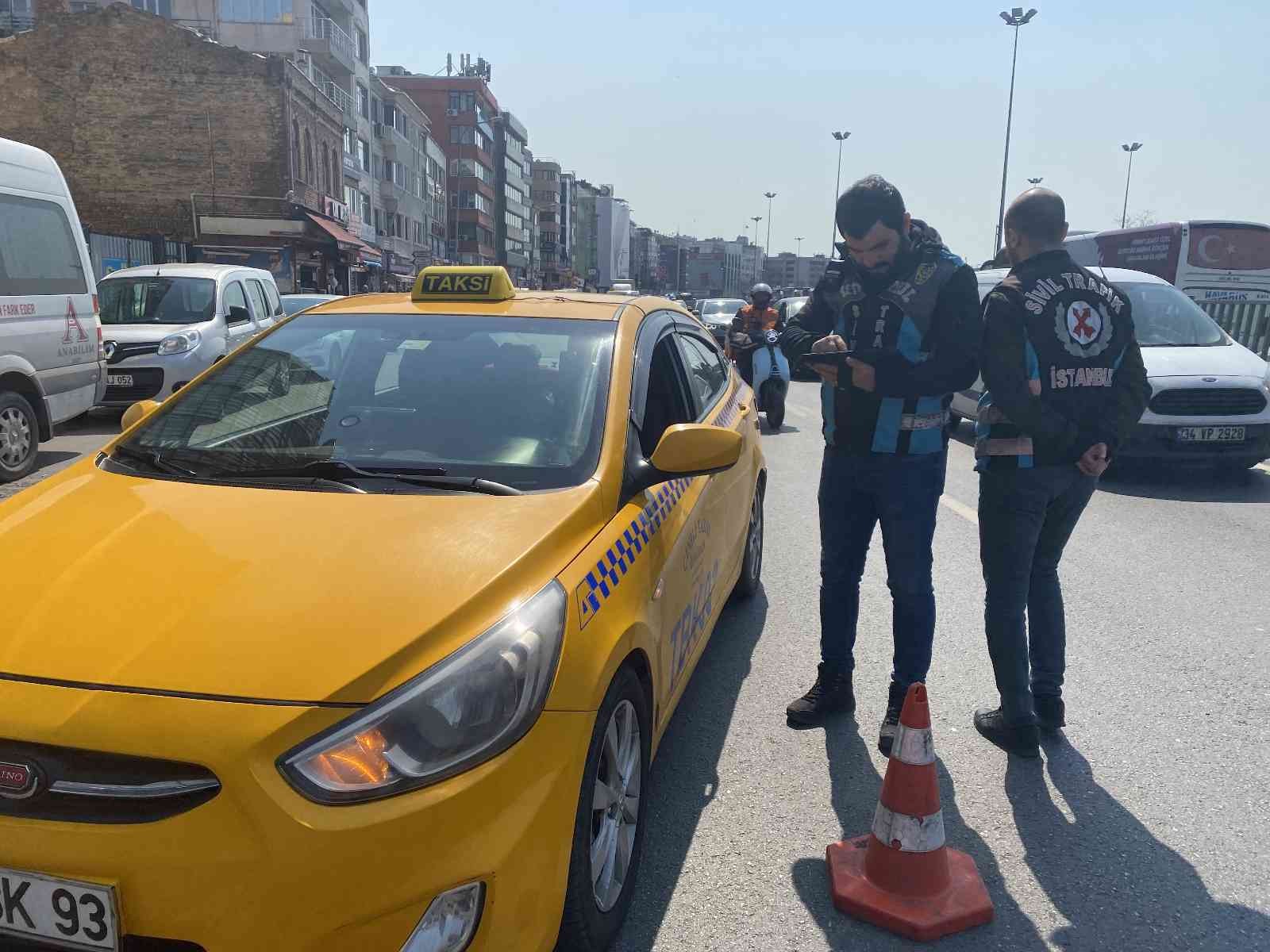 Kadıköy’de polis ekipleri ticari taksilere yönelik denetim gerçekleştirdi. Denetimler esnasında durdurulan 1 taksi sürücüsünün şoför çalışma ...