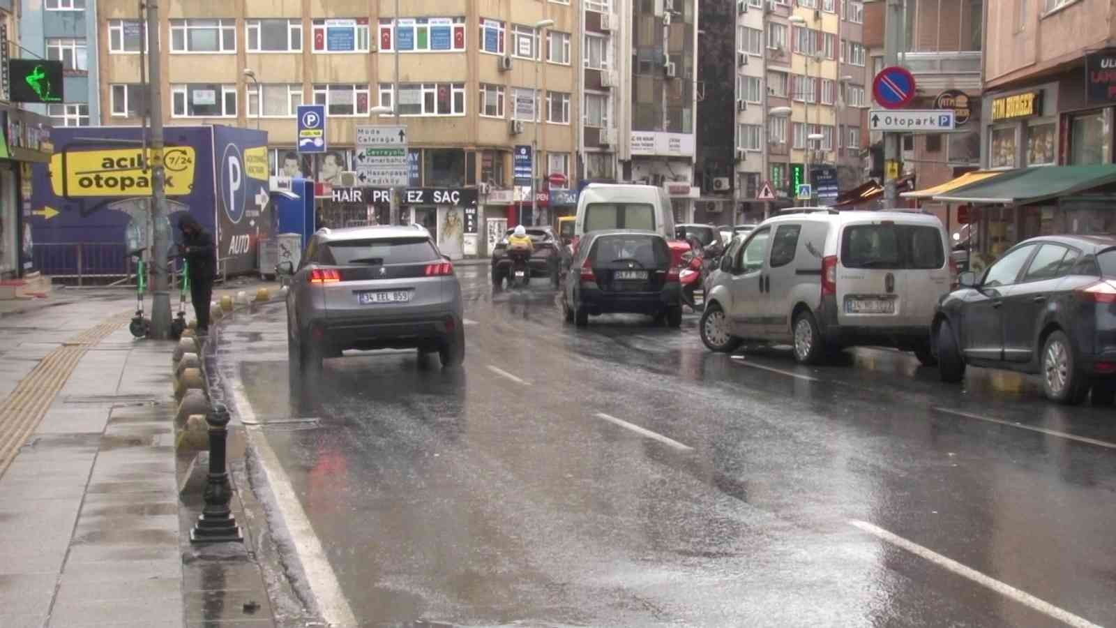 Kadıköy’de sivil trafik ekipleriyle korsan taksici arasındaki nefes kesen kovalamaca kazayla bitti. Polis ekip otosuna çarparak kaza yapan korsan ...