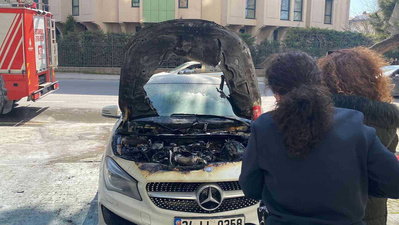 İstanbul Kadıköy’de bir sürücü lüks aracıyla seyir halinde olduğu sırada otomobilinin motor kısmında yangın çıktı. Aracını yol kenarına çekerek ...