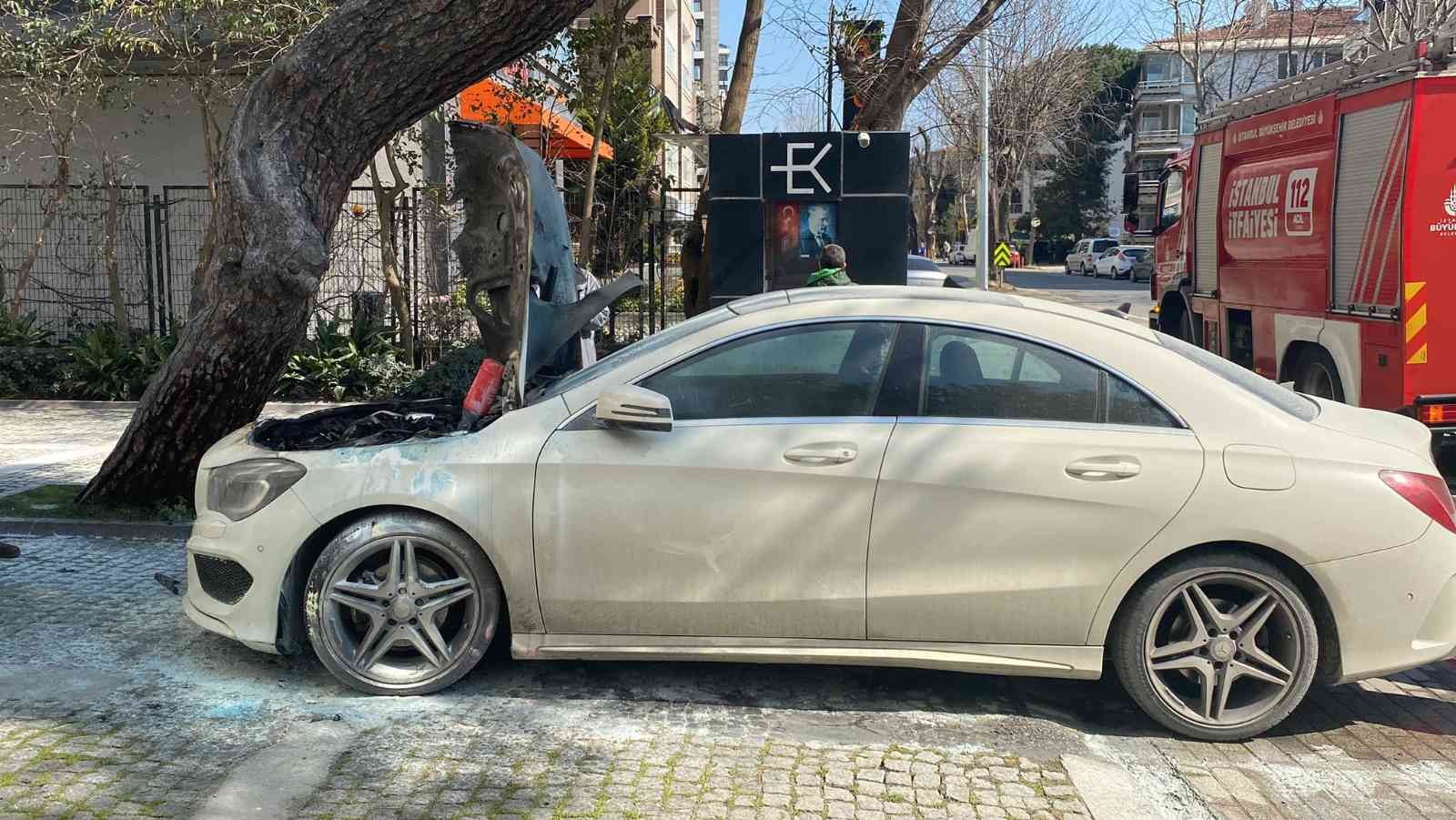 İstanbul Kadıköy’de bir sürücü lüks aracıyla seyir halinde olduğu sırada otomobilinin motor kısmında yangın çıktı. Aracını yol kenarına çekerek ...