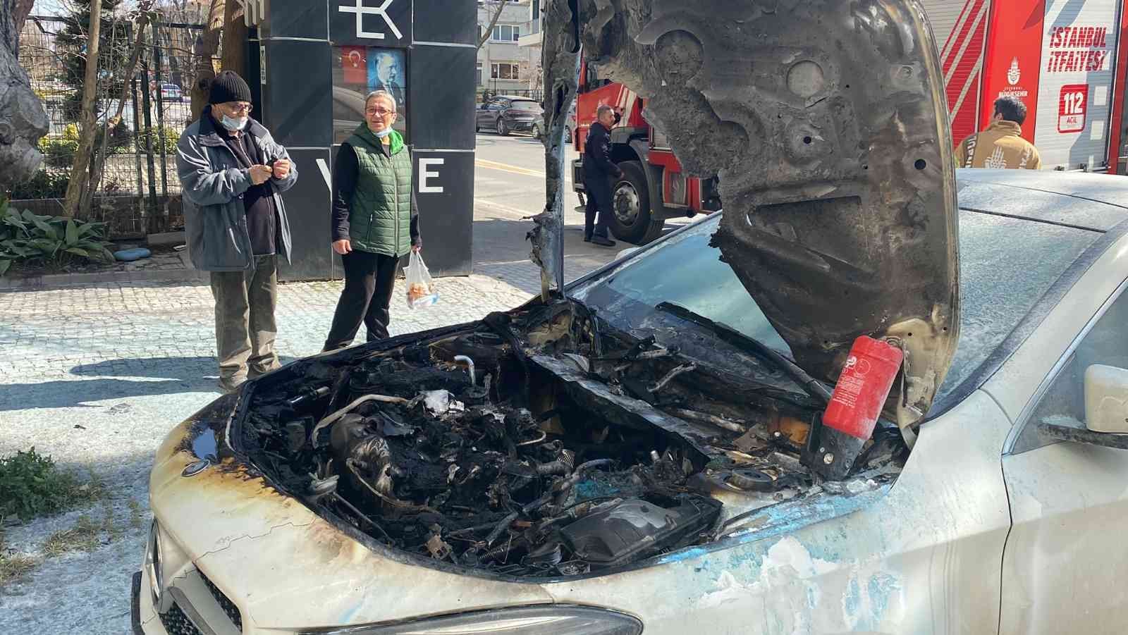 İstanbul Kadıköy’de bir sürücü lüks aracıyla seyir halinde olduğu sırada otomobilinin motor kısmında yangın çıktı. Aracını yol kenarına çekerek ...