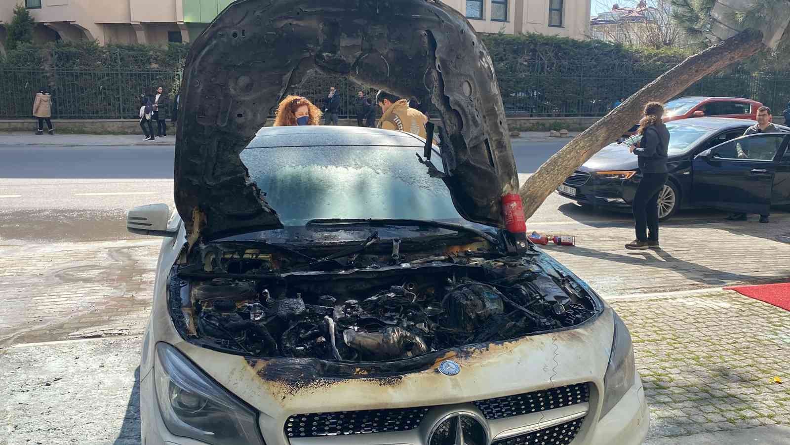 İstanbul Kadıköy’de bir sürücü lüks aracıyla seyir halinde olduğu sırada otomobilinin motor kısmında yangın çıktı. Aracını yol kenarına çekerek ...