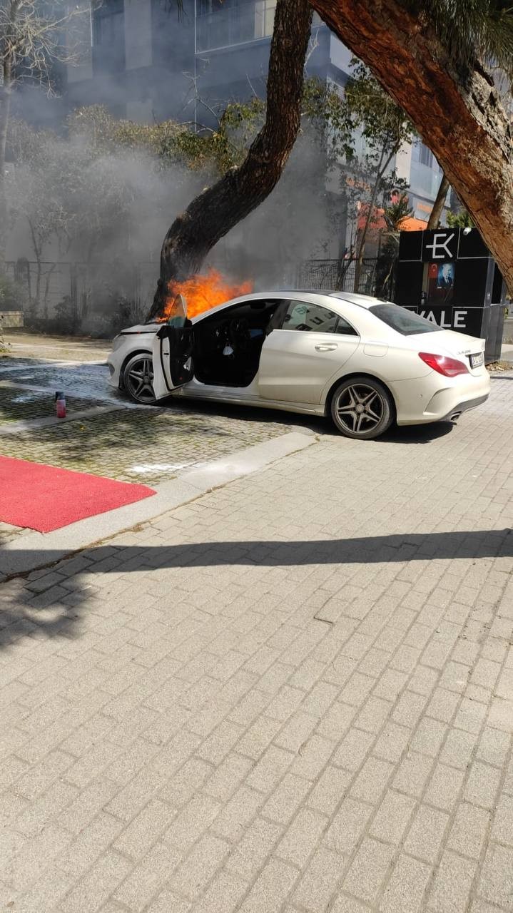 İstanbul Kadıköy’de bir sürücü lüks aracıyla seyir halinde olduğu sırada otomobilinin motor kısmında yangın çıktı. Aracını yol kenarına çekerek ...