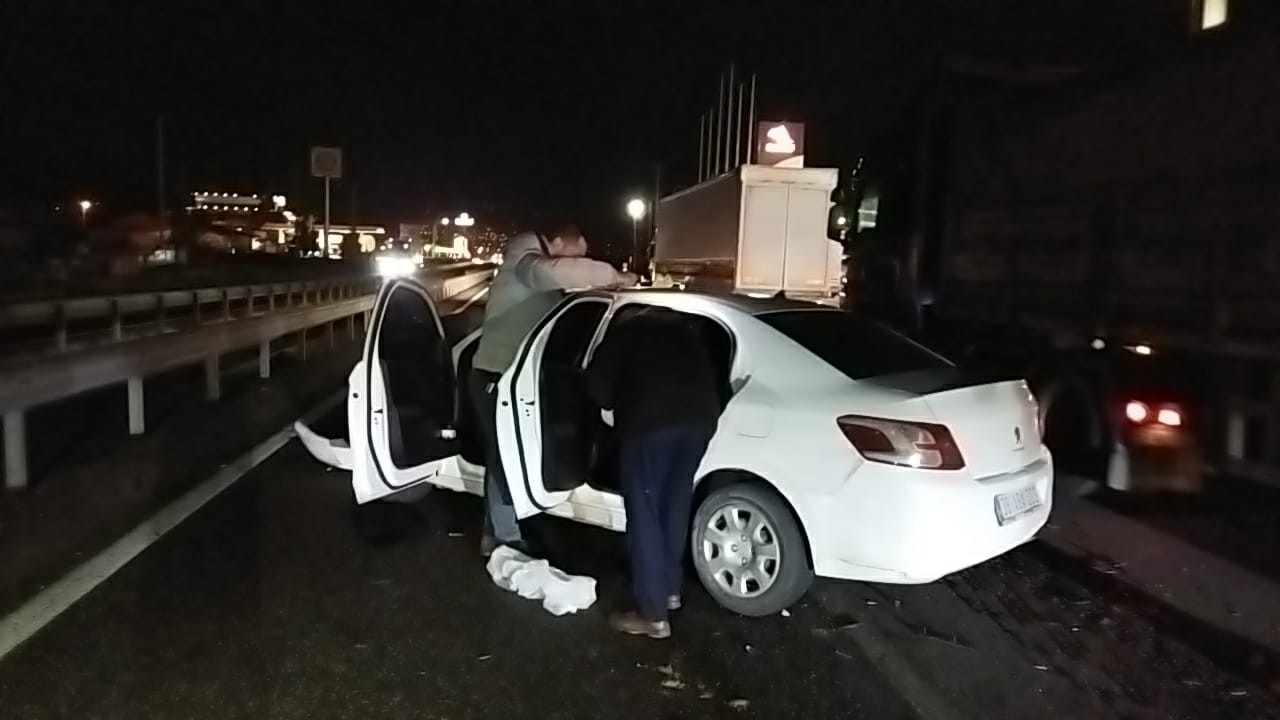 Bursa’da kendisinden ayrılmak isteyen nişanlısını bıçaklayarak öldürdükten sonra kayınvalidesini ağır yaralayan zanlı otomobille kaçarken Sakarya ...