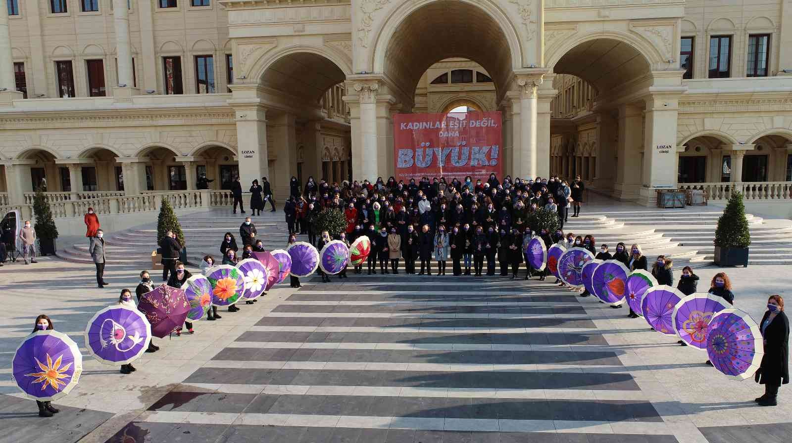 Büyükçekmeceli kadınlar 8 Mart Dünya Kadınlar Günü kapsamında sanat yoluyla anlamlı bir mesaj verdi. Son zamanlarda kadına yönelik şiddetin ...