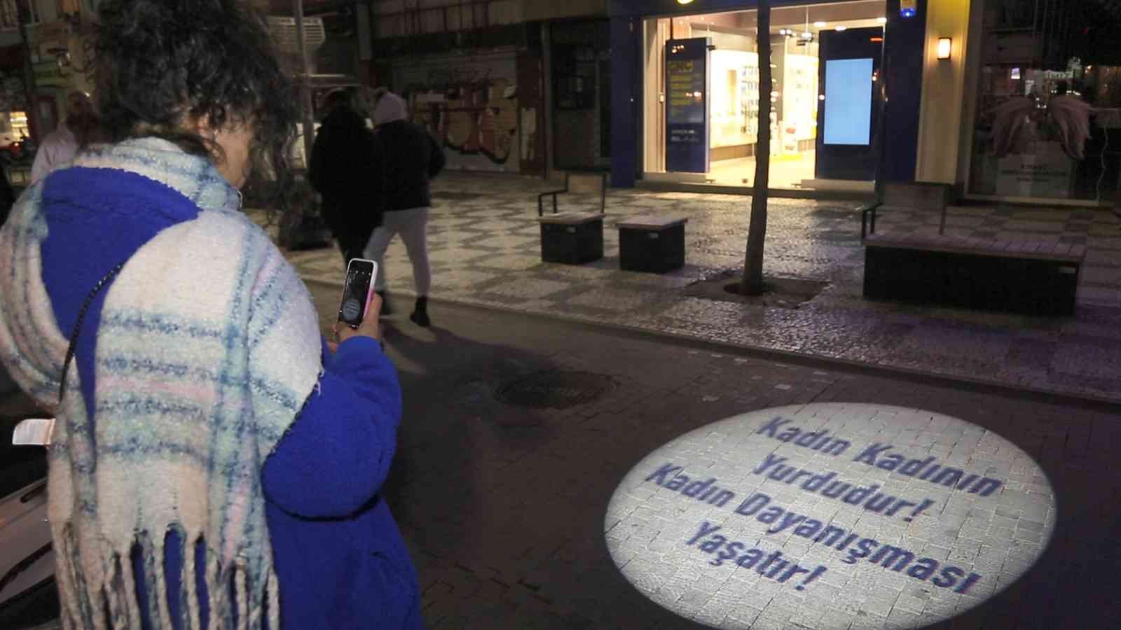 Kadıköy Belediyesi, 8 Mart Dünya Emekçi Kadınlar Günü’nde belediye çalışanlarının duygu ve düşüncelerinin yer aldığı 21 sloganı, gece Kadıköy ...