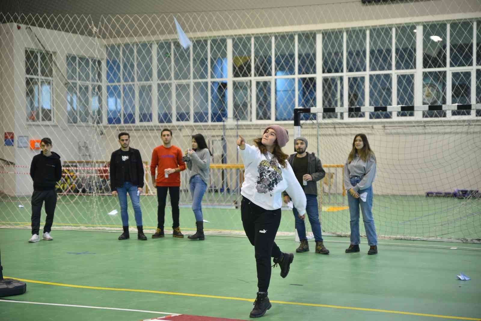 Büyükşehir Belediyesi’nin destekleriyle yapılan kağıt uçak yarışması Bursa elemeleri renkli görüntülere sahne oldu. Kağıt uçakları kendileri ...