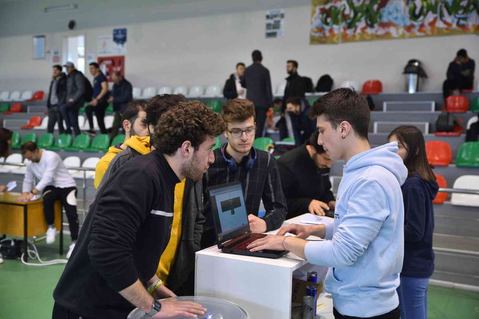 Büyükşehir Belediyesi’nin destekleriyle yapılan kağıt uçak yarışması Bursa elemeleri renkli görüntülere sahne oldu. Kağıt uçakları kendileri ...