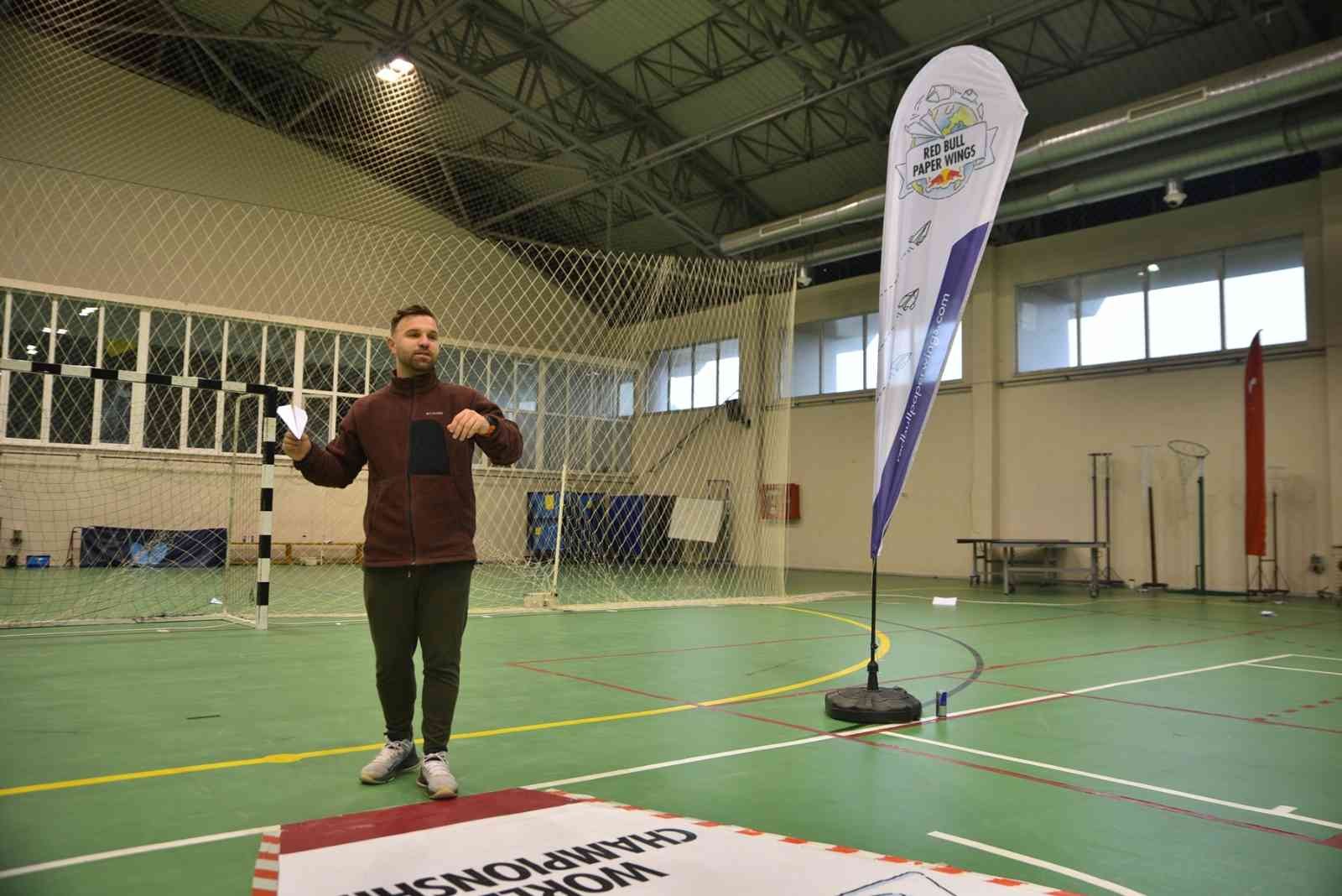 Büyükşehir Belediyesi’nin destekleriyle yapılan kağıt uçak yarışması Bursa elemeleri renkli görüntülere sahne oldu. Kağıt uçakları kendileri ...