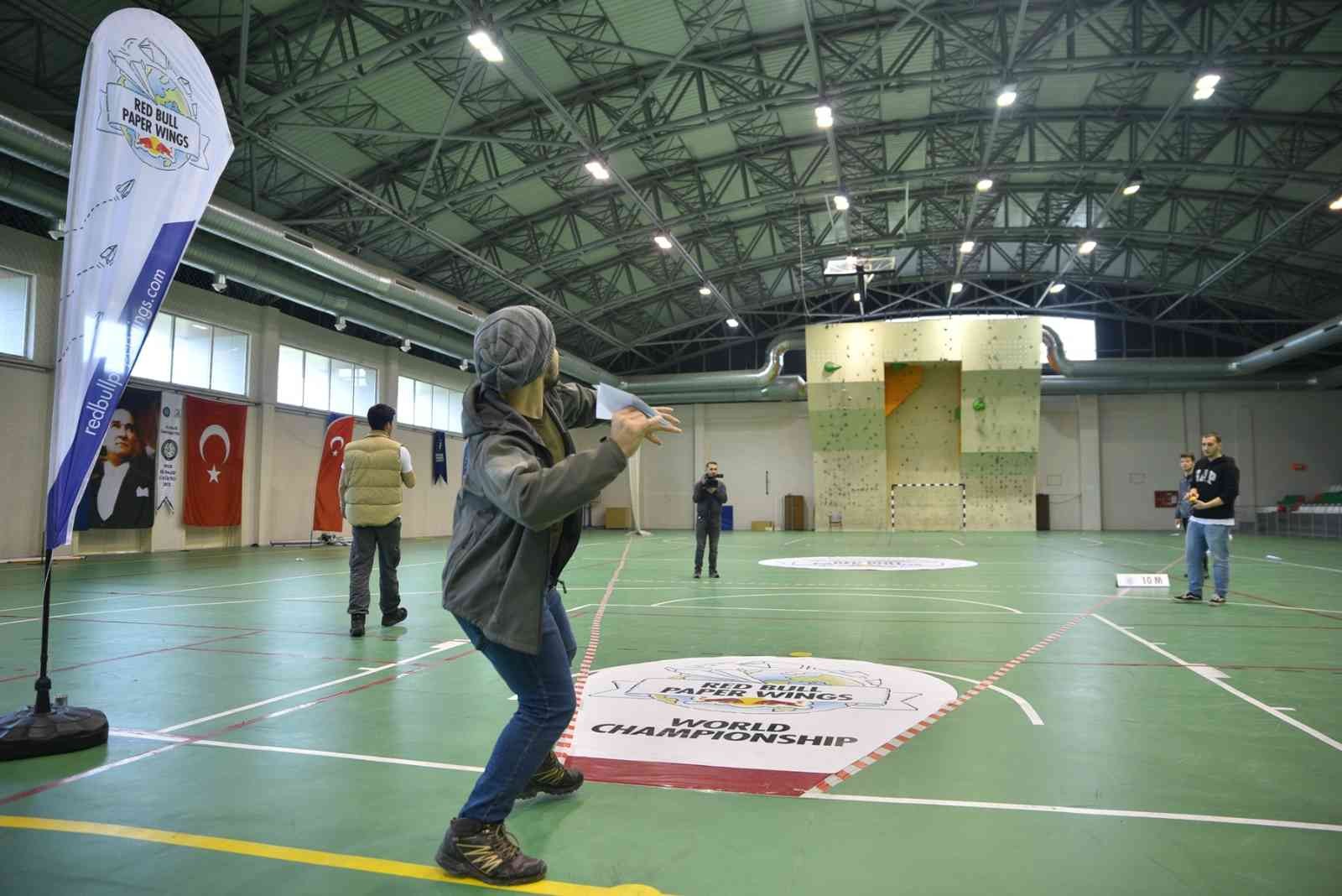 Büyükşehir Belediyesi’nin destekleriyle yapılan kağıt uçak yarışması Bursa elemeleri renkli görüntülere sahne oldu. Kağıt uçakları kendileri ...