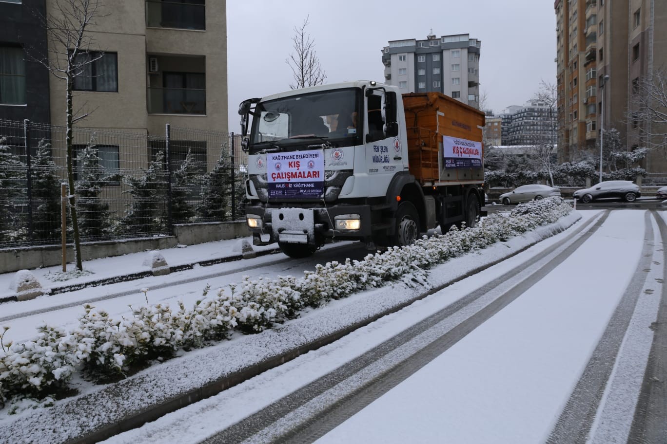 İstanbul’da son yılların en yoğun kar yağışı beklenirken, Kağıthane Belediyesi ekipleri kar yağışının başlamasıyla sabahın erken saatlerinde ...